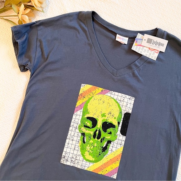 NWT LuLaRoe Lisa Tee Skull Graphic T-Shirt Size Small - Picture 1 of 8